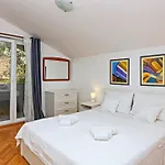 Сasa de vacaciones Seaside Family Friendly House With A Swimming Pool Sparadici, - 24200 Šibenik