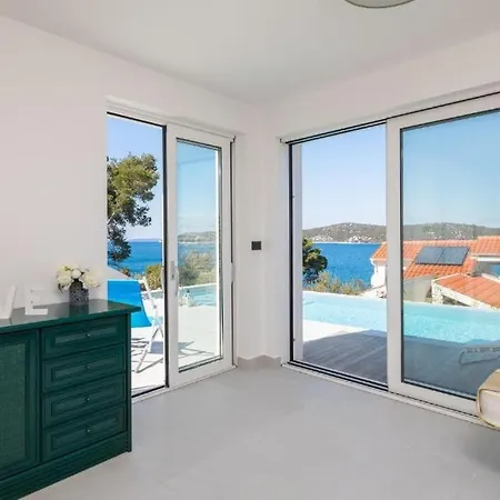 Seaside Family Friendly House With A Swimming Pool Sparadici, - 24200 度假居