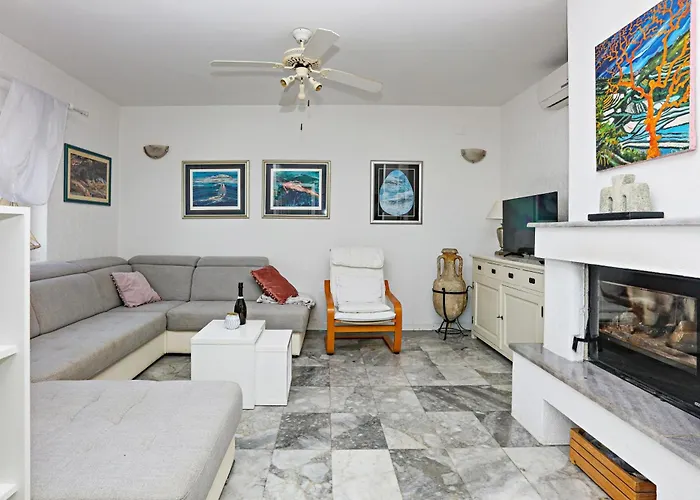 בית נופש Seaside Family Friendly House With A Swimming Pool Sparadici, - 24200